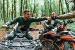 Can-Am ATV počas jazdy v prírode na lesnej ceste s výhľadom na hory.