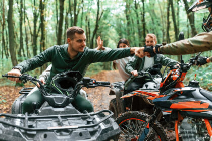 Can-Am ATV počas jazdy v prírode na lesnej ceste s výhľadom na hory.
